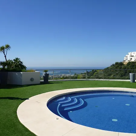 Luxurious With Area Apartment *